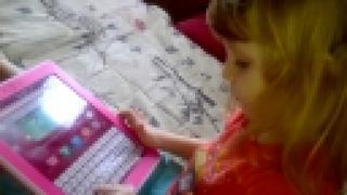 ребенок изучает английские слова и буквы