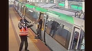 Пассажиры наклонили вагон поезда, чтобы помочь застрявшему