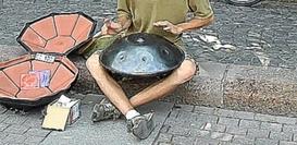 Ханг. Мужчина играет возле Храма Спа́са-на-Крови́ в Питере 