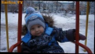 Ребёнок в 1 год катается на качелях зимой. Счастья полные