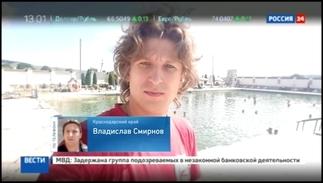 Мужчина 40 минут догонял матрас, на котором в море унесло